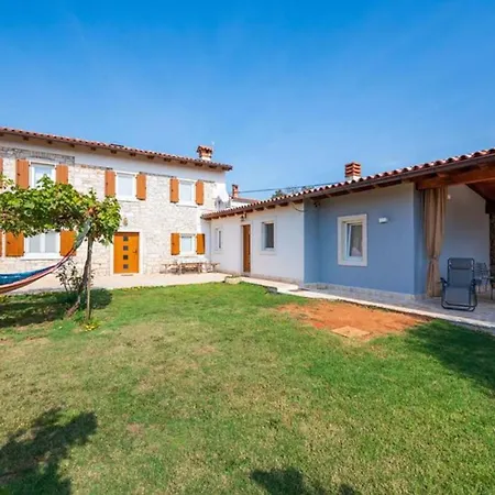Charming House With Garden And Bbq In Galizana