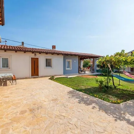Lägenhet Charming House With Garden And Bbq In *