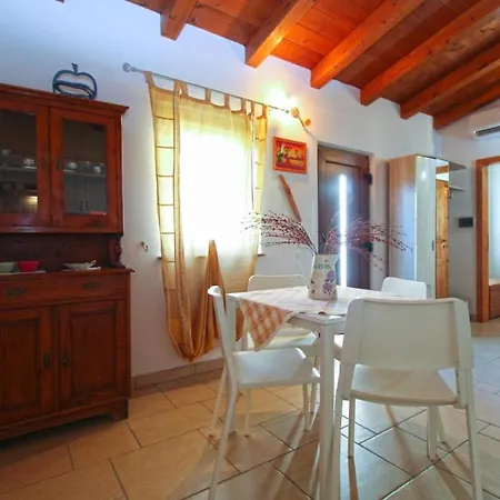 Apartman Charming House With Garden And Bbq In