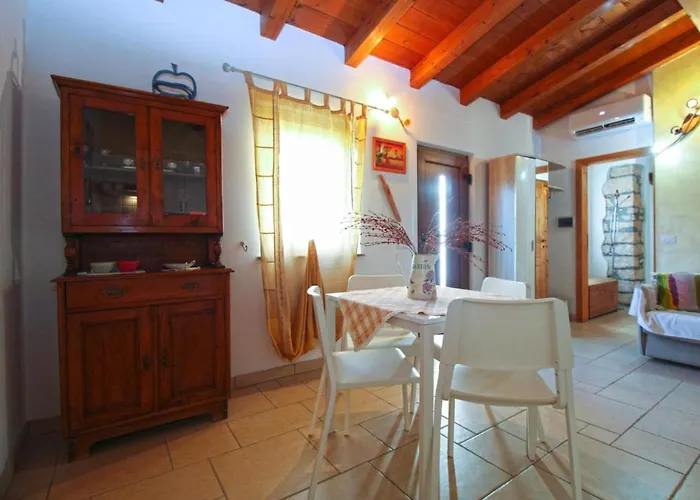 Apartman Charming House With Garden And Bbq In